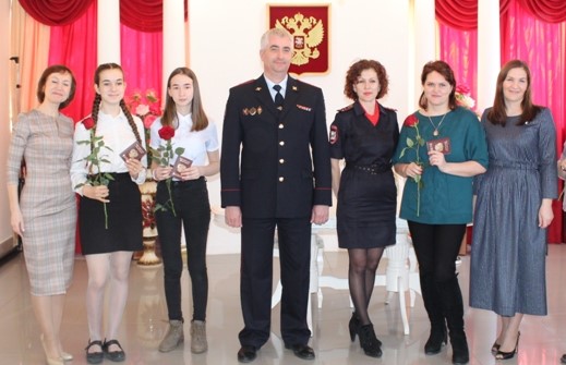 Коркинским девушкам вручили первые паспорта и подарили цветы